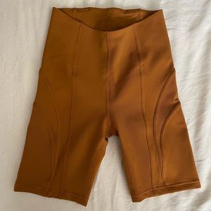 Lululemon Ribbed High Rise Yoga short 8in  size 4